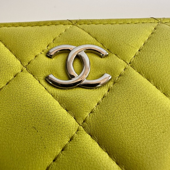 Chanel Pre-loved Diamond-Quilted Wallet in yellow lambskin leather - Picture 11 of 13